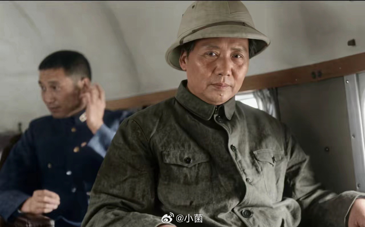 图为1945年毛主席飞往重庆谈判时在飞机内部拍摄的珍贵照片，照片中毛主席眼神平静
