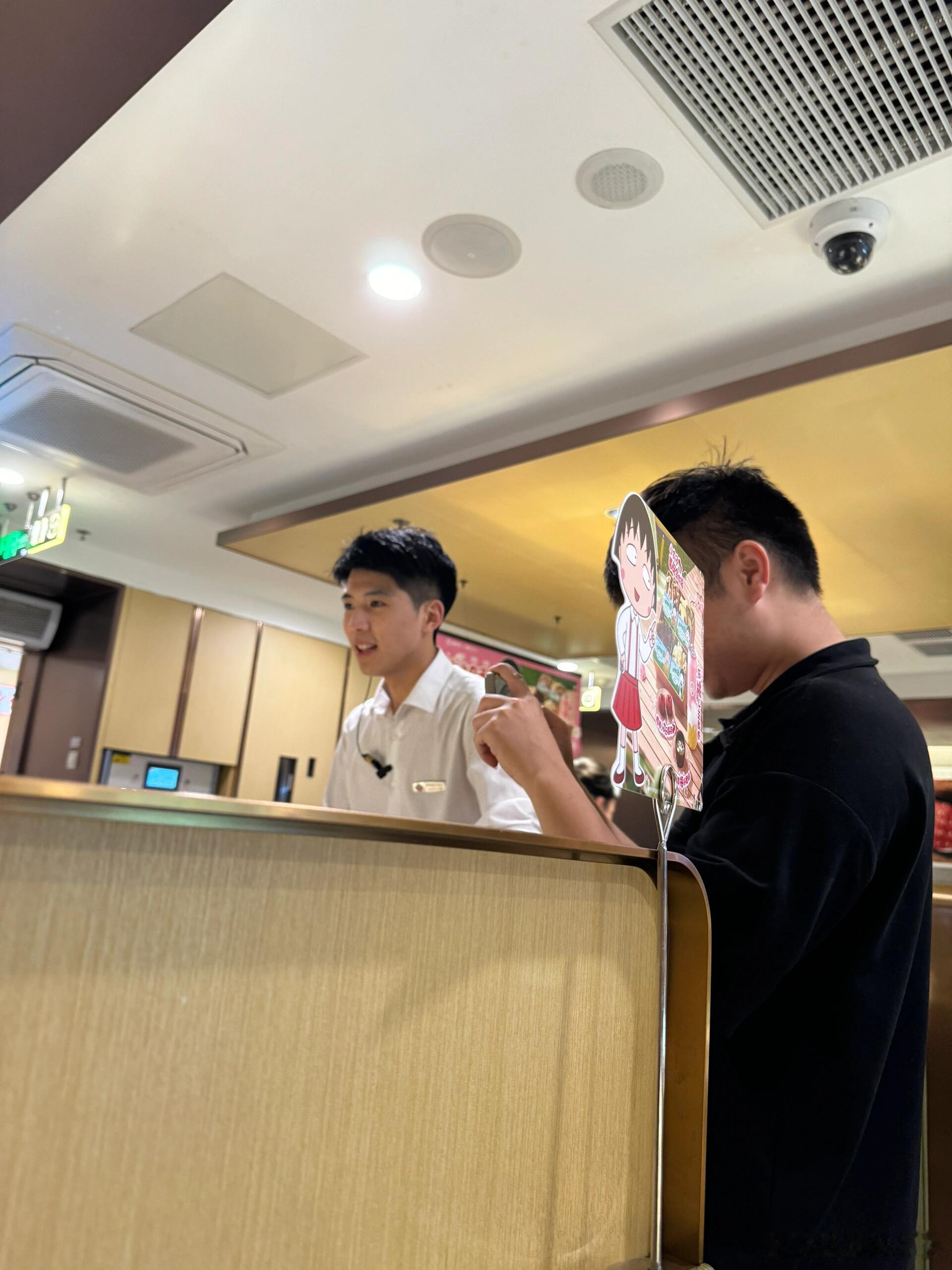 #王安宇去海底捞打工了#哈哈哈老王哥啥时候背着我们去做兼职了，侧脸确实有点像，不