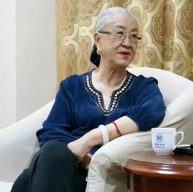 原国防部长耿飚的长女，一夜之间被查封了所有资产，她选择出走美国。在离开时她发誓，
