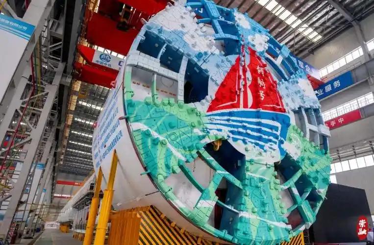 3月29日“领航号” 盾构机在长江底89米深处，连续掘进11.18公里零停机零换