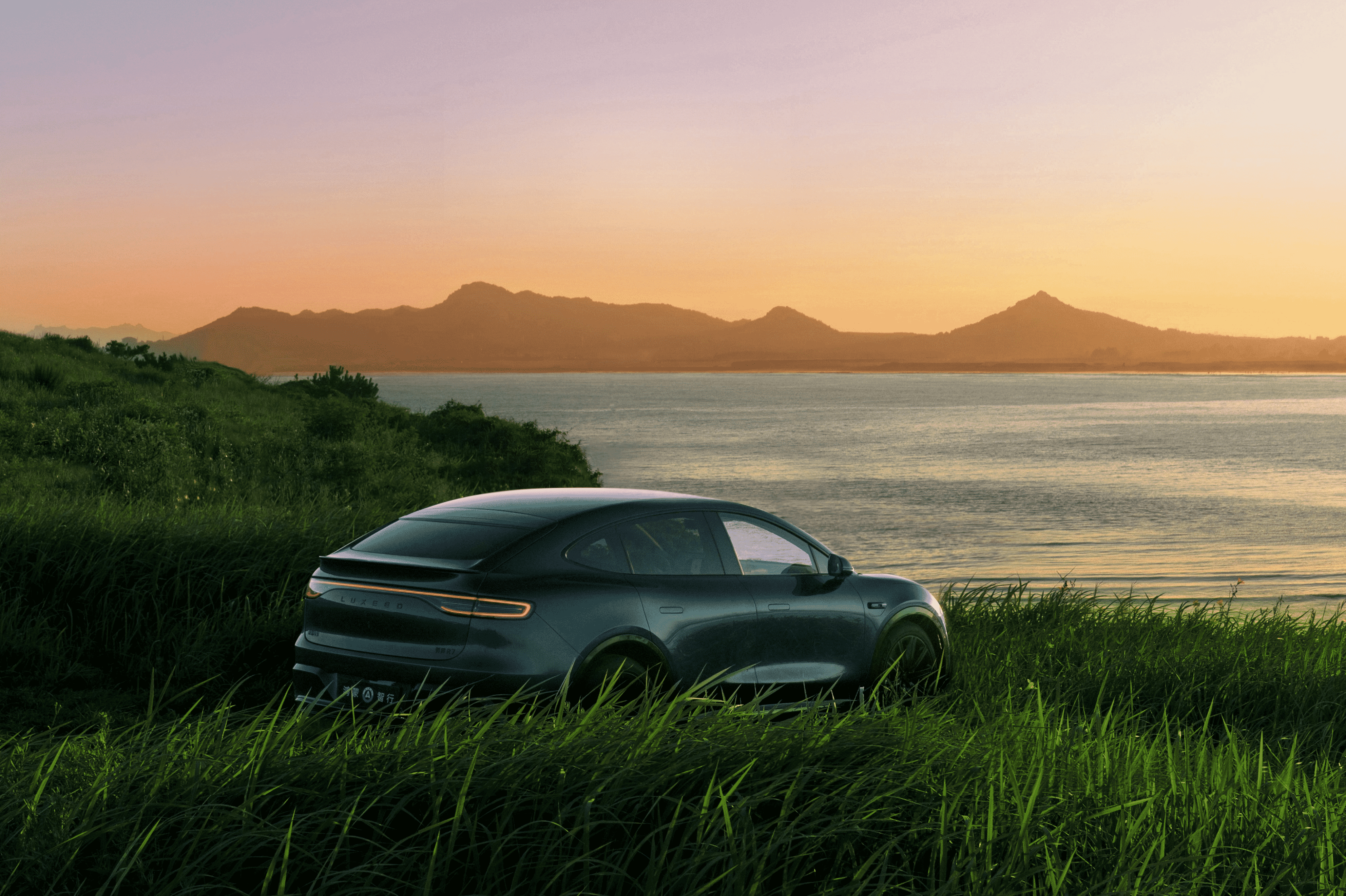 被贾冰胡先煦按头安利的智界R7，简直是出行痛点粉碎机！隔窗对讲靠6颗高敏麦克风，