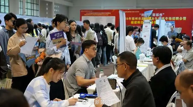 【#国企高校毕业生招聘会拟录用往届生# 网友质疑“定向招聘”】近日，福建福州一国