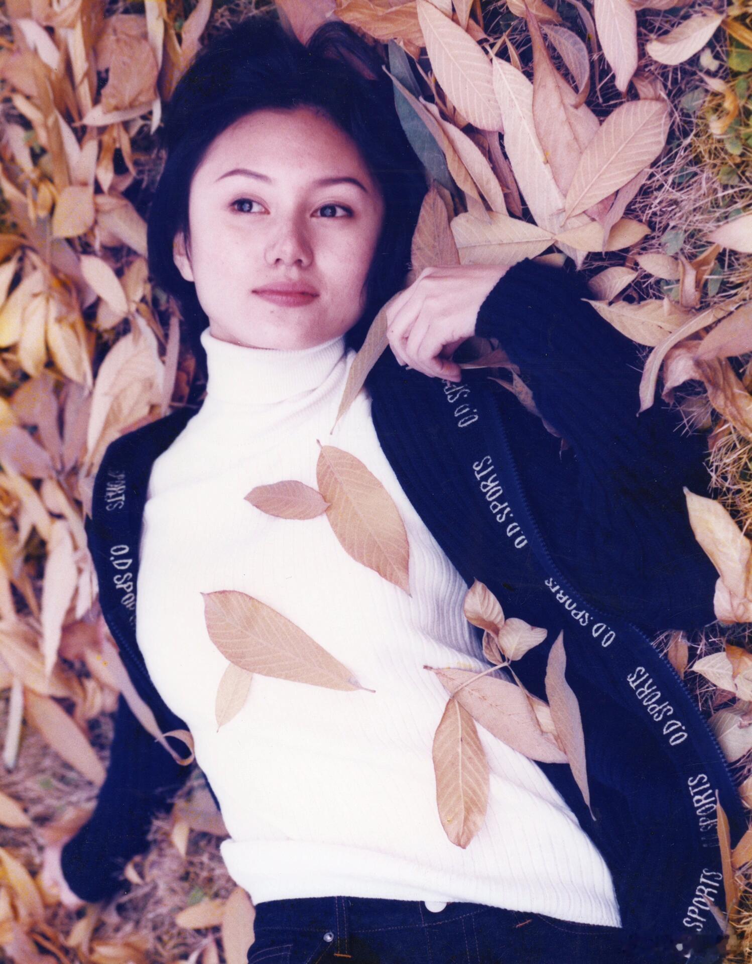 秋天的北京，早期袁泉与摄影师拍的一组互免写真。忧郁又纯真的气质🍂摄影师：📕s