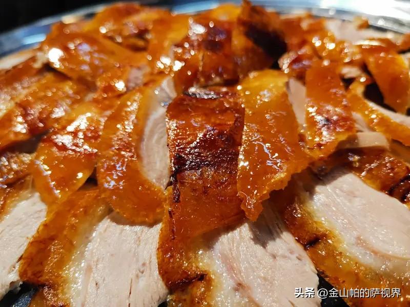 “18元烤鸭”的秘密，一次说清。在平顶山市菜市场里或者路边店，18元一只的烤鸭，