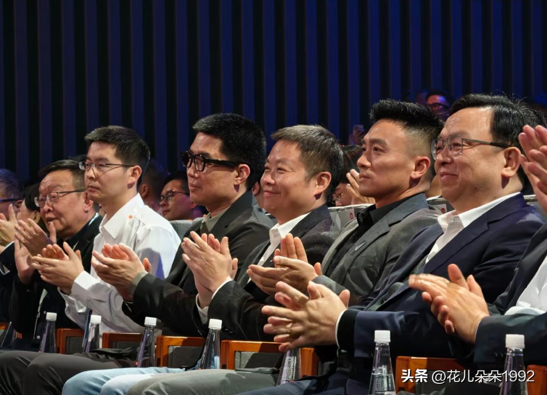 为什么各位大佬齐聚小米【新SU7】发布会？
小米新SU7发布会请来半个车圈  行