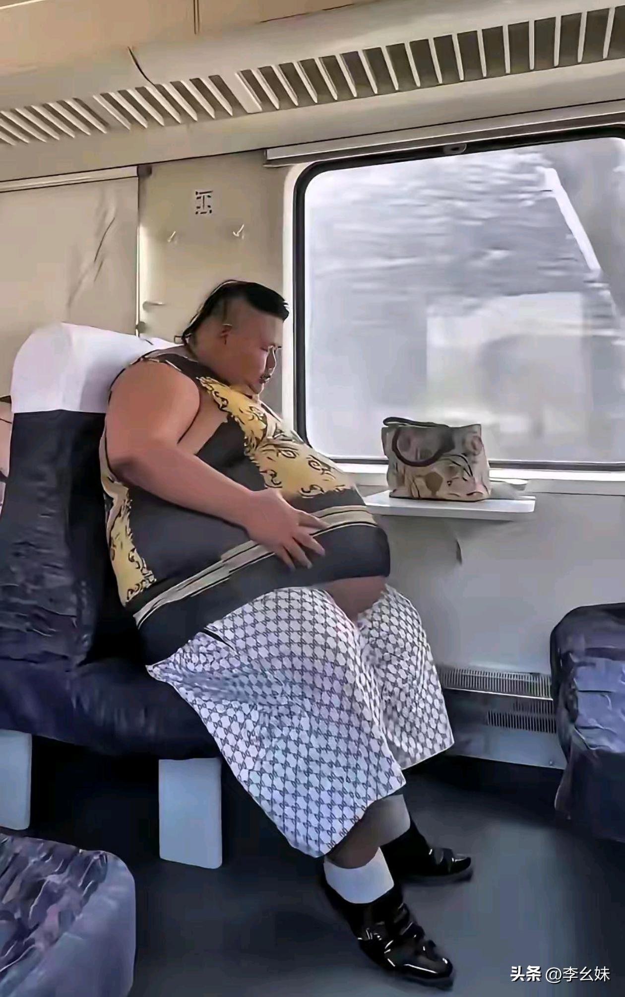 这大哥一人坐两座，是不是也得买两张票啊？