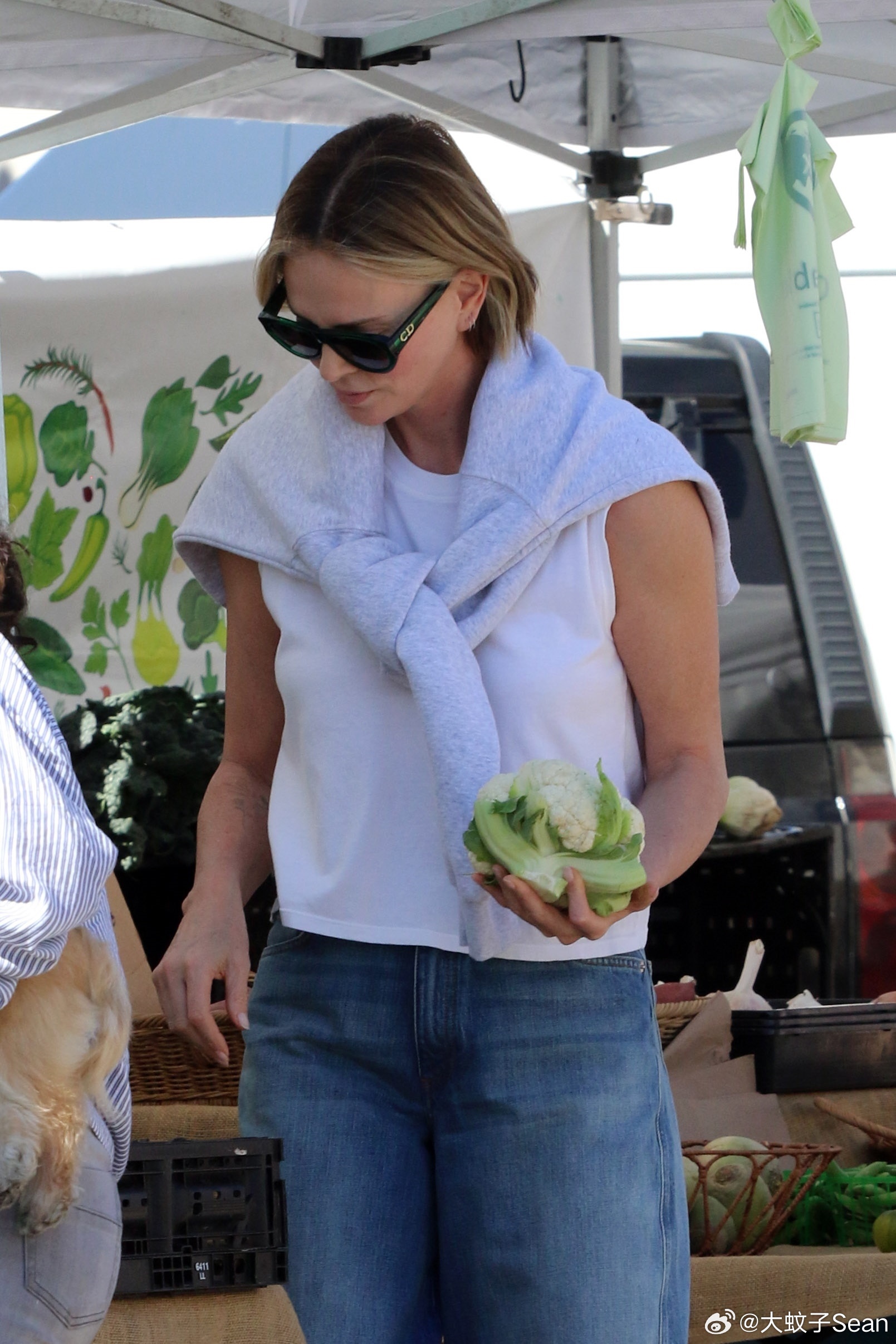 Charlize Theron查理兹塞隆和Jackson在洛杉矶外出，到一农贸市