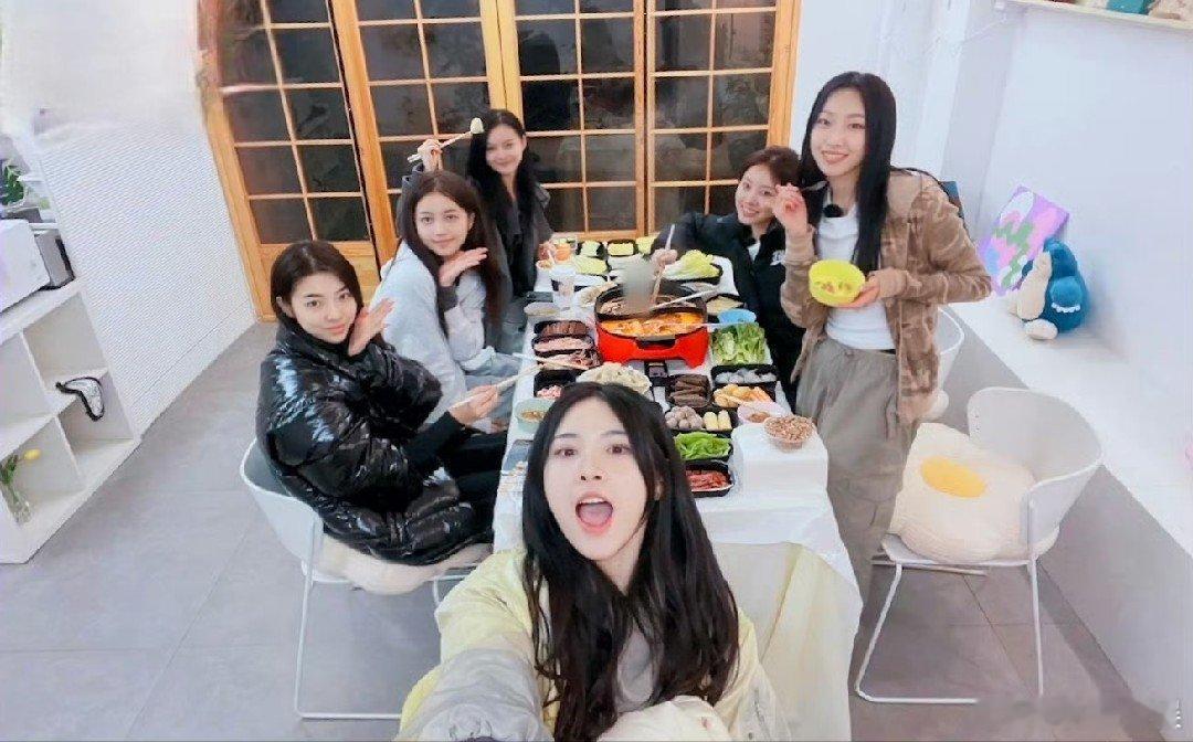 #张艺兴女团合照# 张艺兴染色体女团合照 胡静怡 刘婷秀 李芊语 周洛汐 李雨林