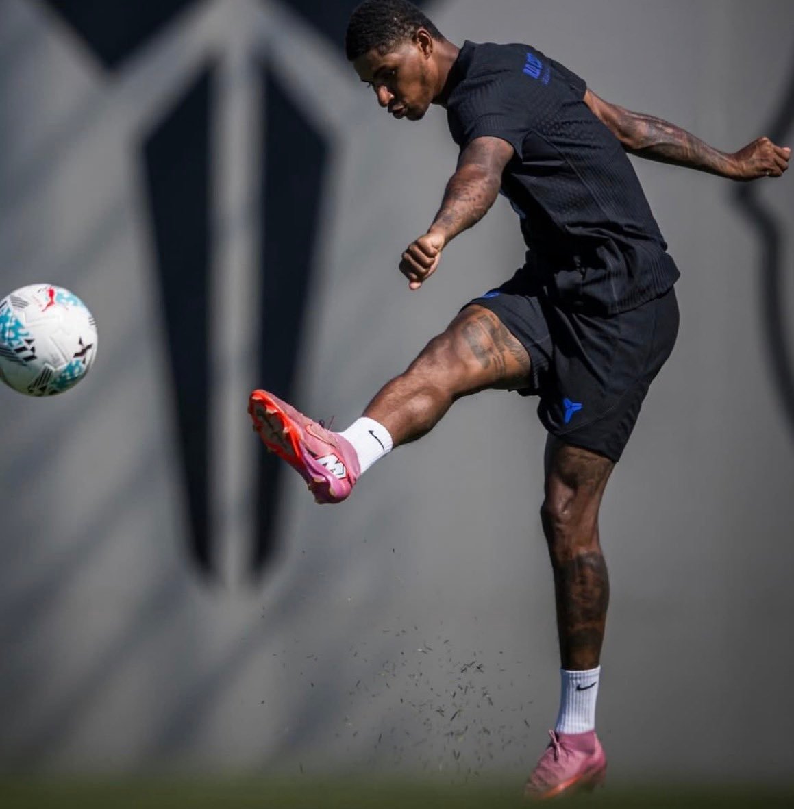 罗马诺：巴萨正在与曼联就签下拉什福德进行深入谈判，这笔交易价值约3000万欧元。