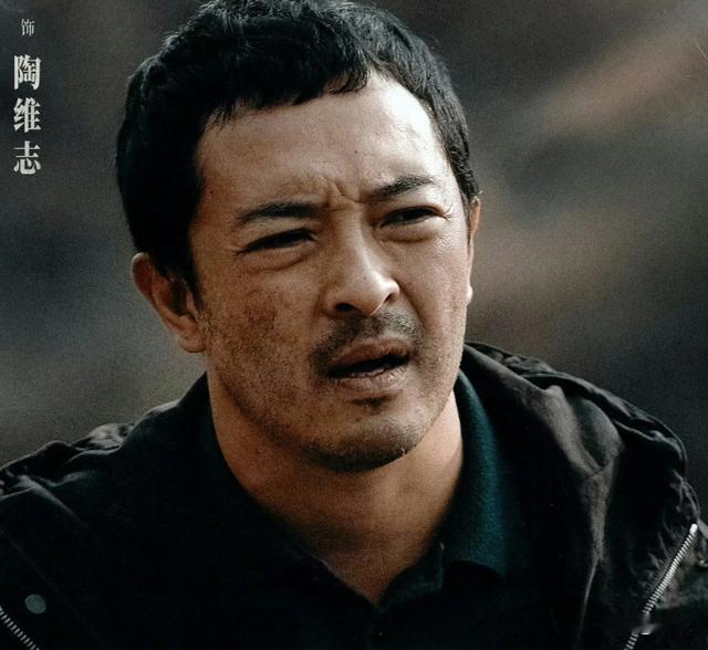 富大龙什么时候出来？

不是说富大龙男二吗？《我是刑警》都27集了，怎么富大龙还