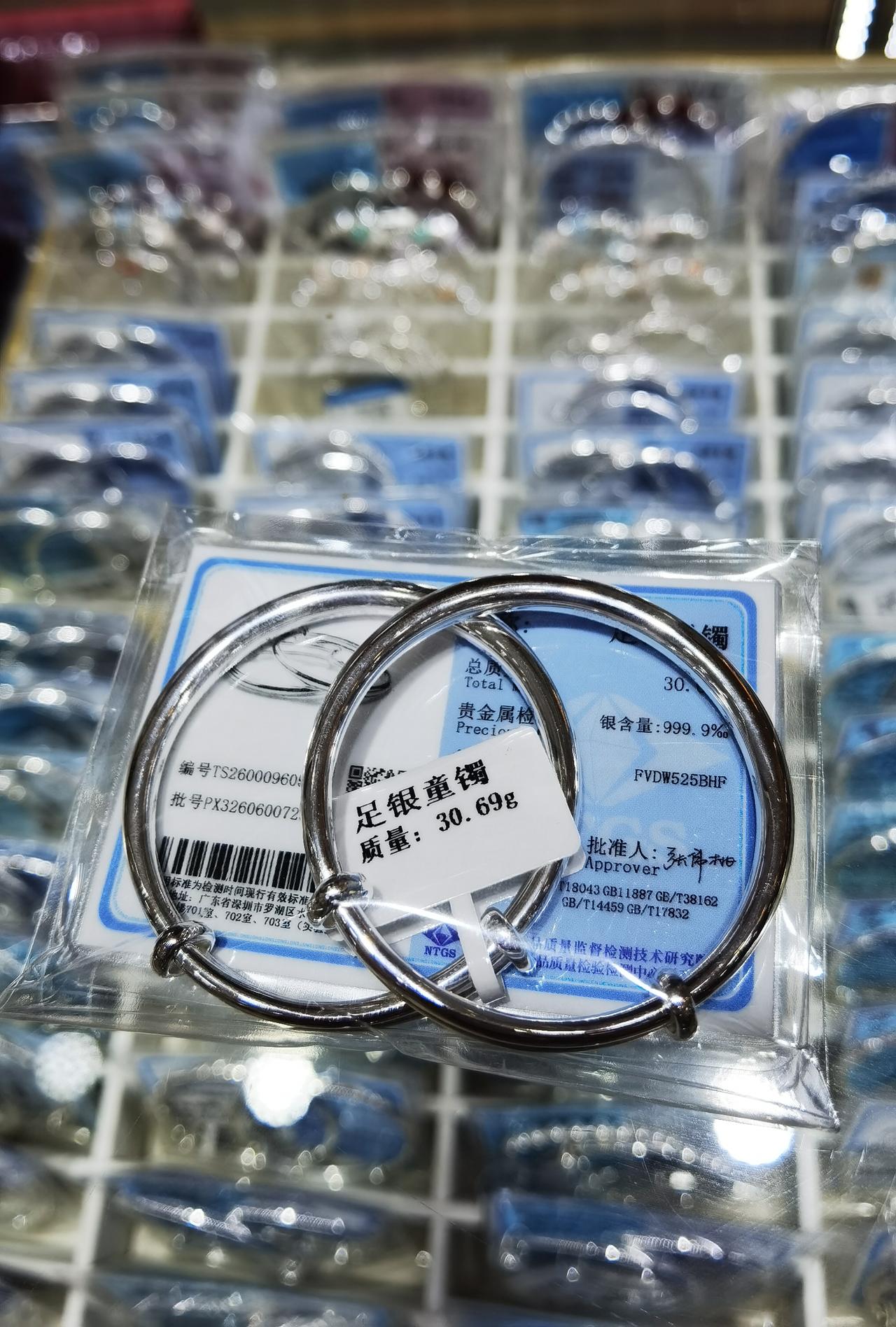 随便借钱的人自身的运气会受到牵连吗
晨练时碰到小马，她萎靡不振，说自己这些年时运