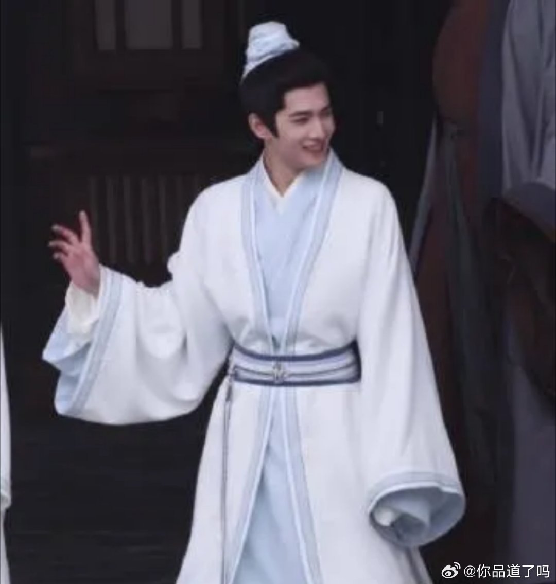 杨洋《不让江山》路透释出，这套古装造型清雅俊朗，气质绝佳，状态在线太吸睛，看着又