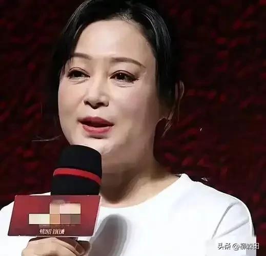 “大陆第一美人”变这样了，好久没看见陈红。艳丽的妆容也没能遮住她的老态，反而显得