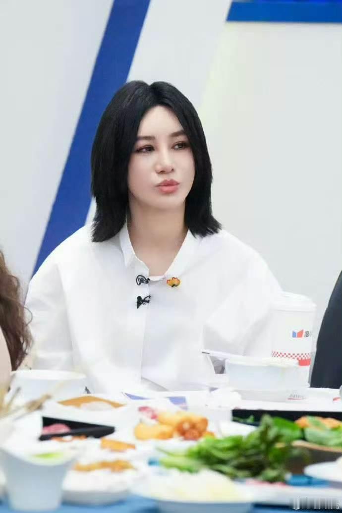 尚雯婕尚雯婕李佳琦录完综艺要走回杭州录完综艺赶路回杭州，尚雯婕李佳琦因知名度太高