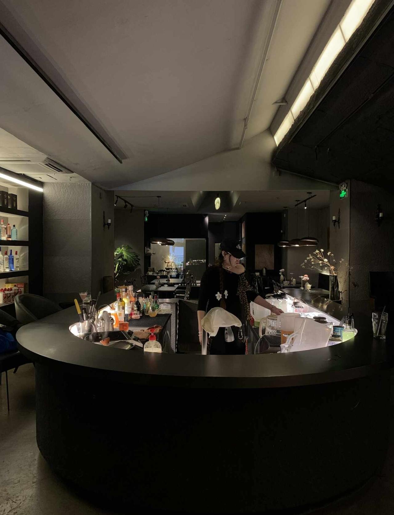 被这间bistro的氛围硬控了🍸
很适合带朋友过来吃漂亮饭～
	
氛围小酒馆 