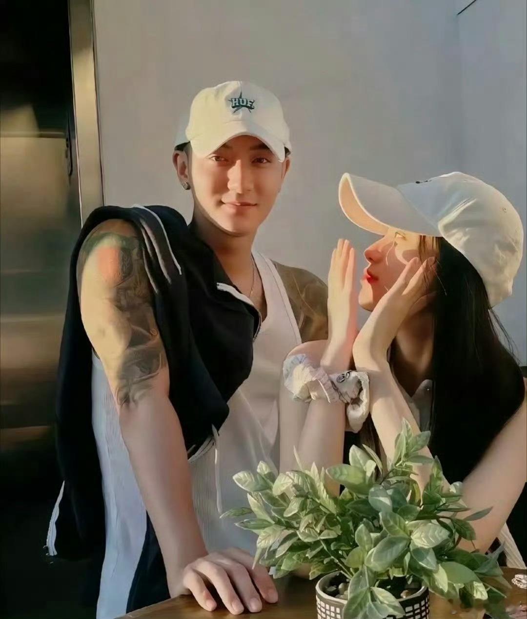 黄子韬训斥徐艺洋露腿 还是有点大男子主义了哈，而且私下这么穿没问题吧，只是你镜头