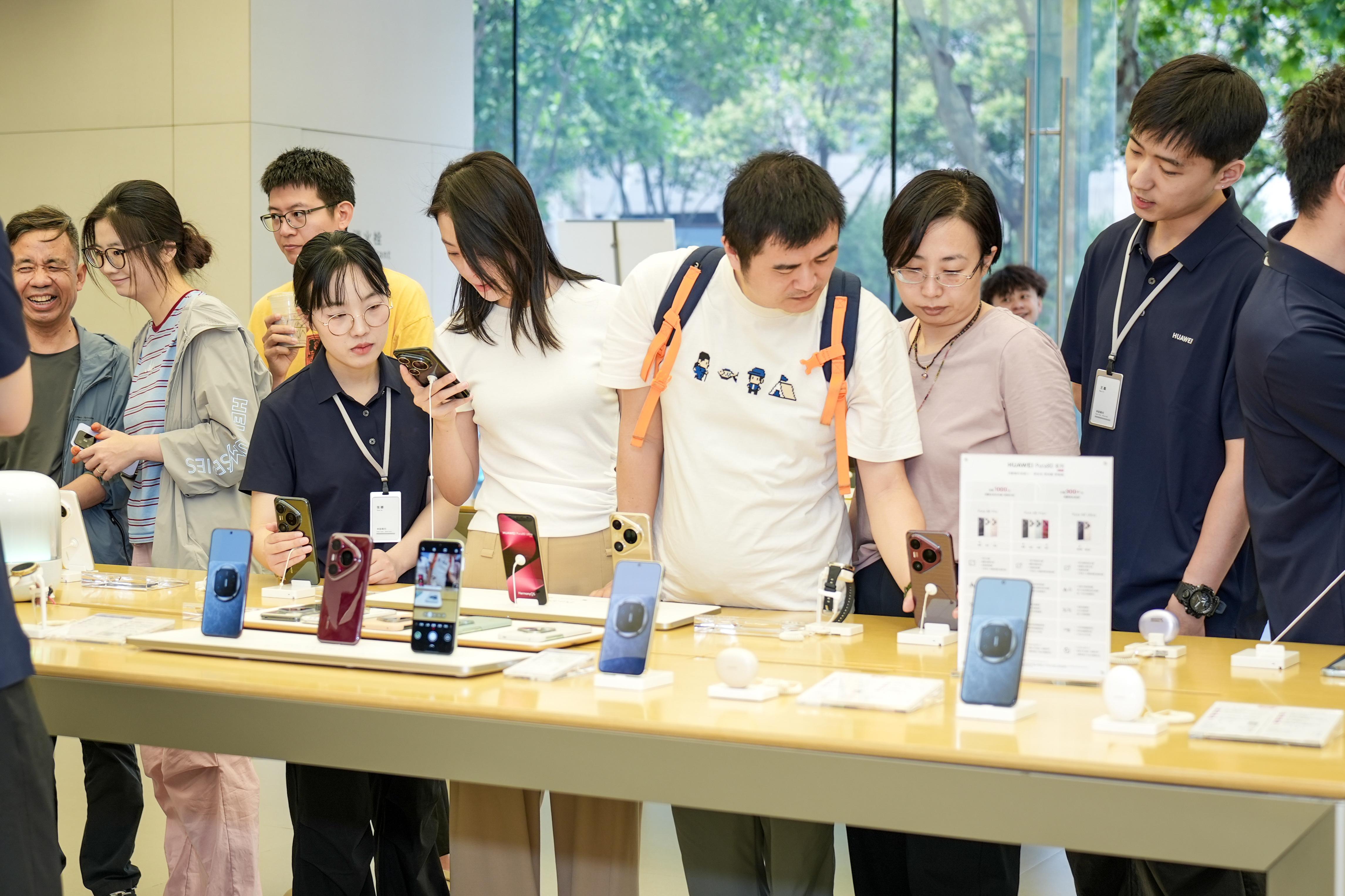 华为Pura 80系列今天正式迎来开售，买完新机千万别忘了领取鸿蒙日日新红包。这