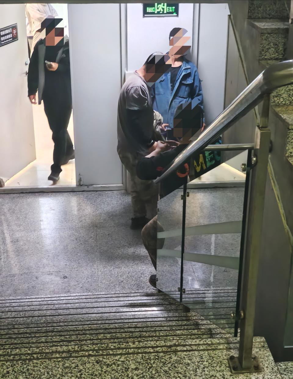 【带图】三个工人在学校走廊里抽[吐][吐][吐]还是去食堂的必经之路
16452