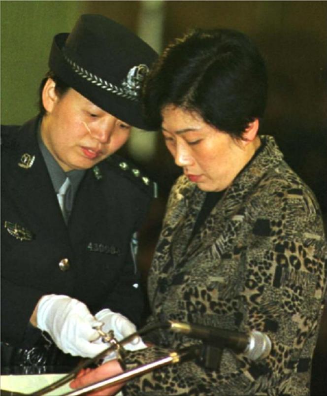 2001年7月，长沙中级人民法院的法槌重重落下。在听到“死刑，剥夺政治权利终身”
