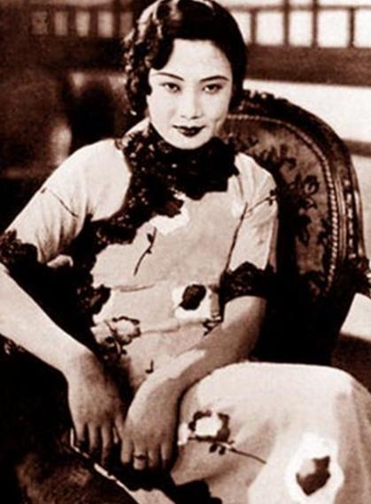 1941年，戴笠和贴身秘书周志英在床上一番折腾后，周志英趴在戴笠的怀中，戴笠许下