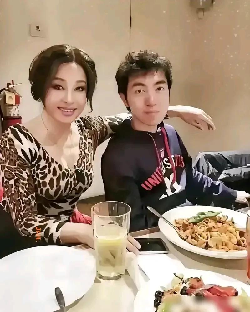 73岁的刘晓庆，被拍到和小鲜肉一块儿吃晚餐！

瞧瞧，这岁数在她这儿根本就不是个