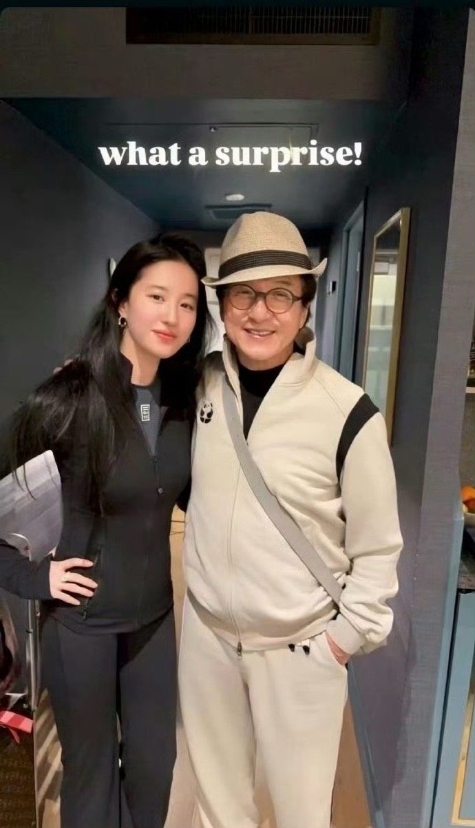 成龙刘亦菲最新合照 刘亦菲发布与成龙的最新合照～ 刘亦菲晒与成龙新合照 ​​​