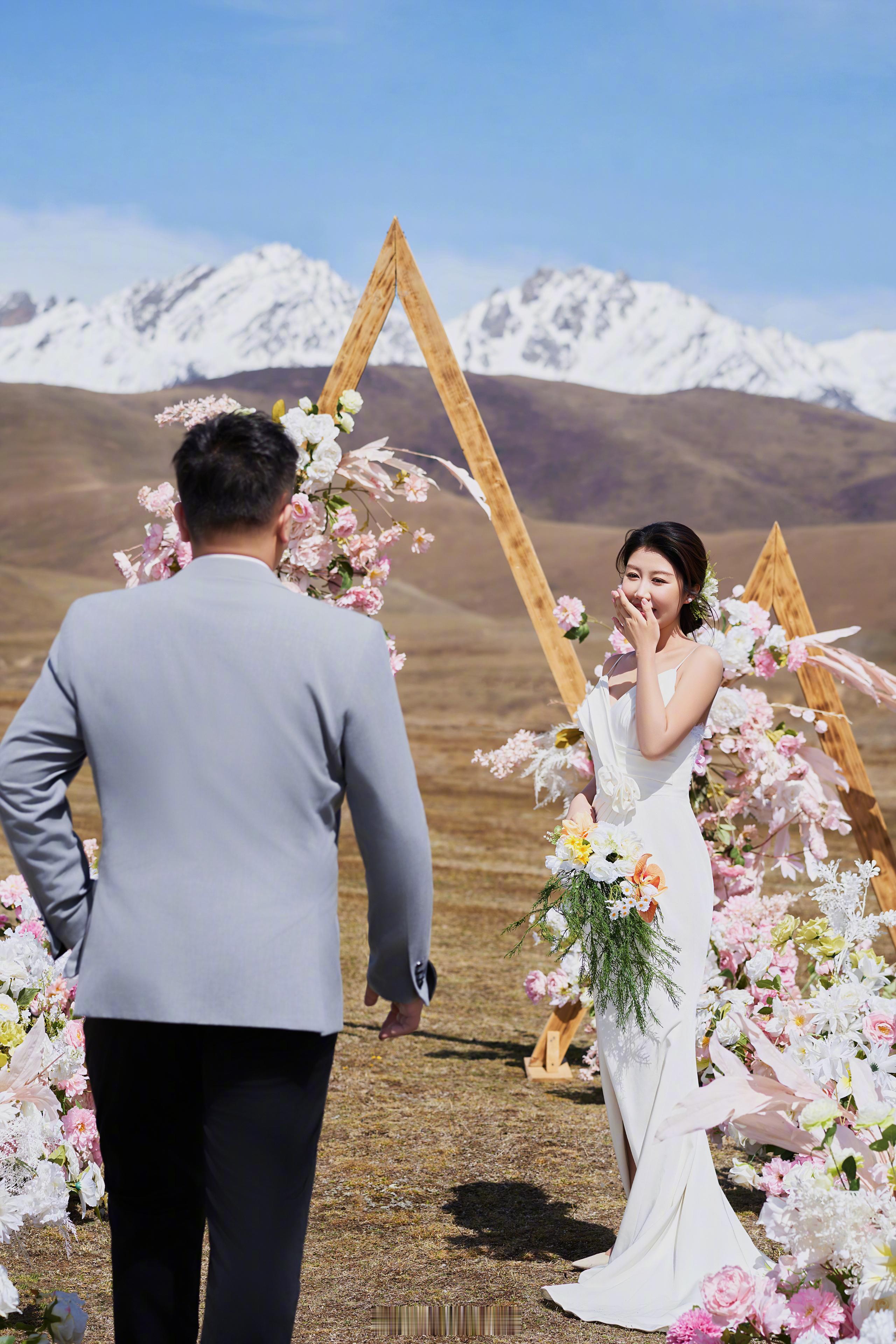 铂爵旅拍客片 天地为证 雪山做媒 风声道贺 万物皆宾目的地婚礼 婚纱照[超话] 
