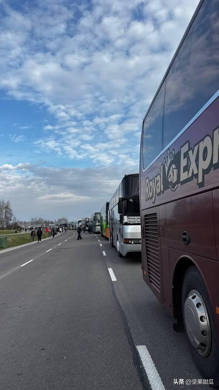 乌克兰怪事，大批人回国。 利沃夫电视台报道称，大量逃到欧洲的乌克兰人从国外入境。