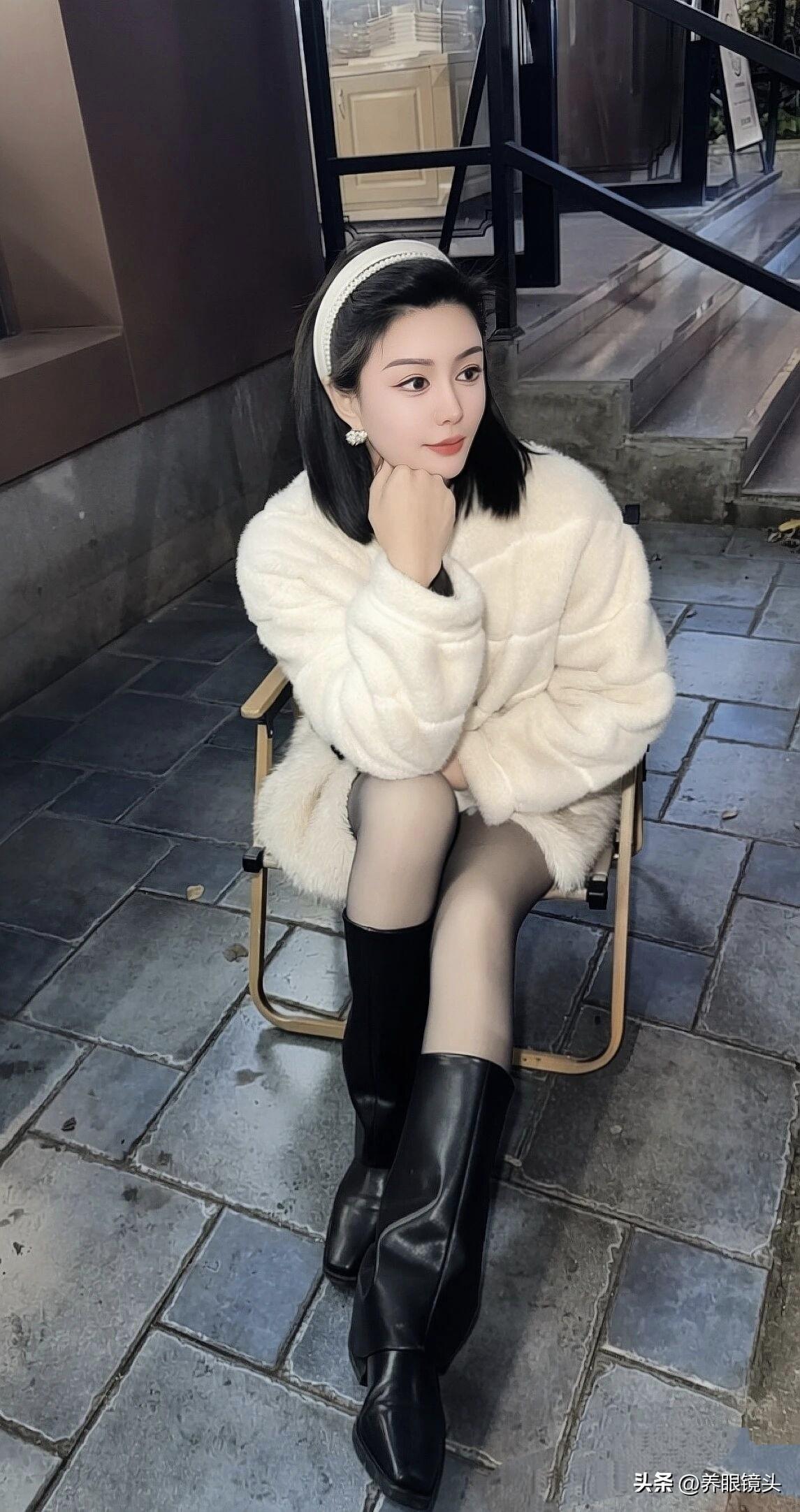 冬日暖阳下，白毛绒外套搭配黑靴，时尚又温暖。