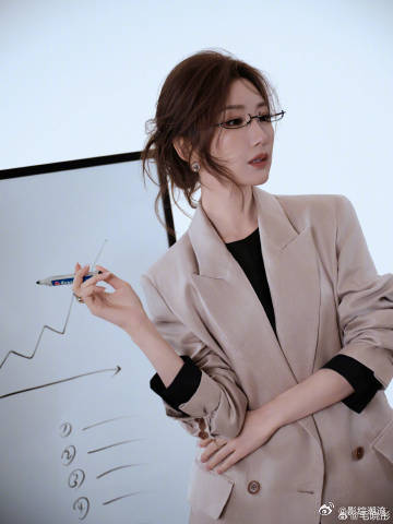 38岁毛晓彤状态 毛晓彤的花神造型现身西湖，直接美出圈！38岁的状态依旧能打，温