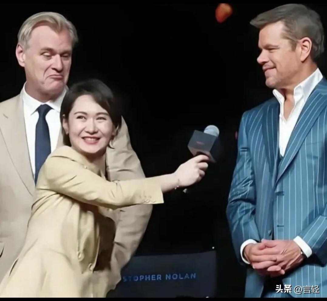 奥德赛》北京首映礼上，主持人陈璇半蹲着给外籍主创递话筒的那十几秒，这两天着实刷了