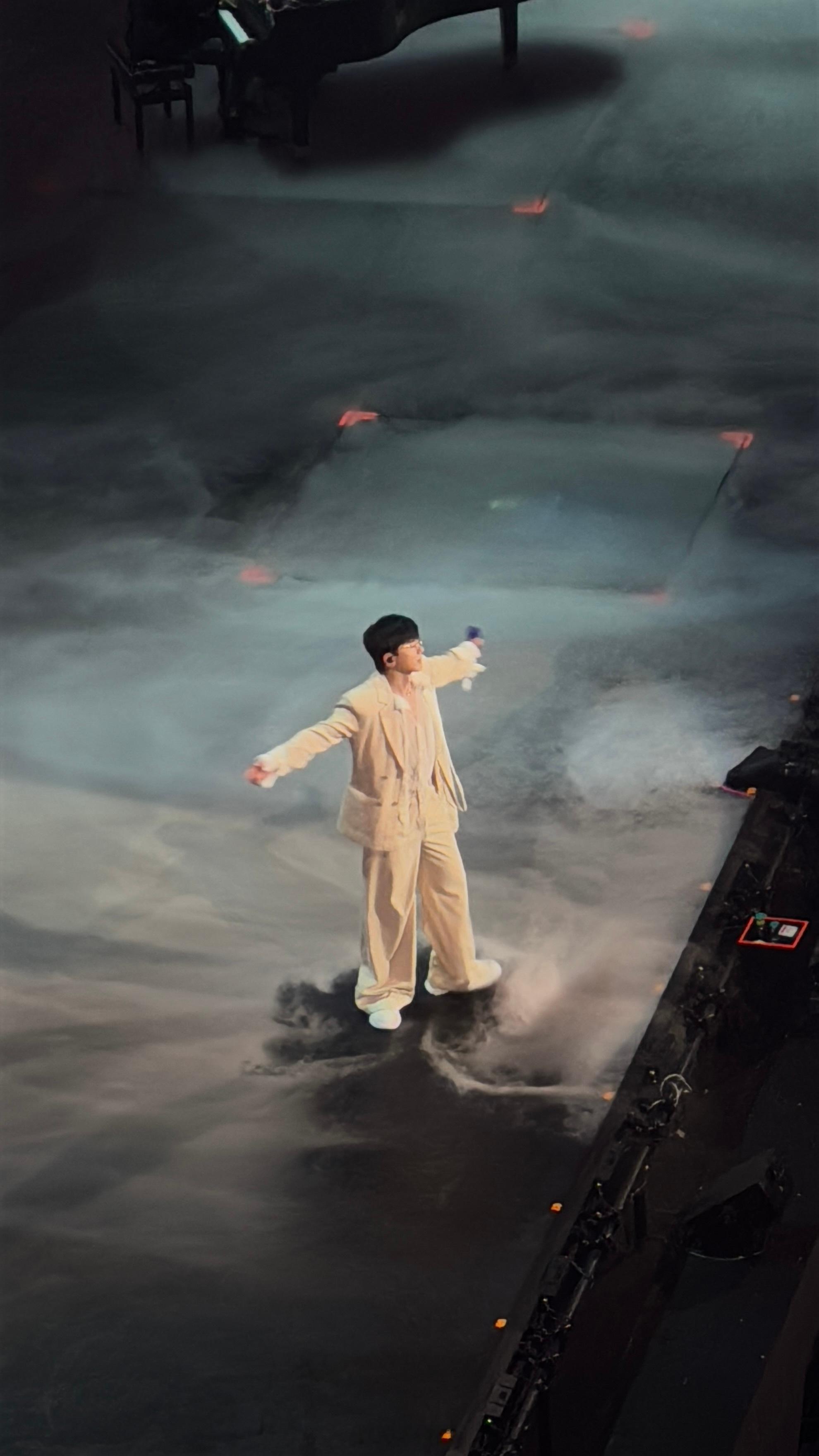 隔壁求婚我负责尖叫后面拿福我负责尖叫我丢手机左右的人负责打灯（人在囧途版） 