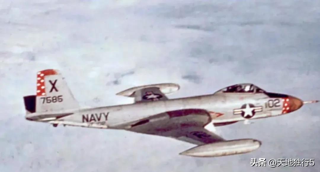 1956年7月，一架美国海军VF-102“钻石背”中队的麦克唐纳F2H-4“女妖