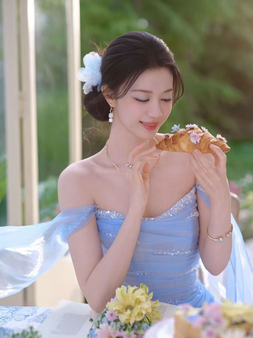 王楚然王楚然天蓝色纱裙王楚然蓝色眼影好美，是花仙子楚然 