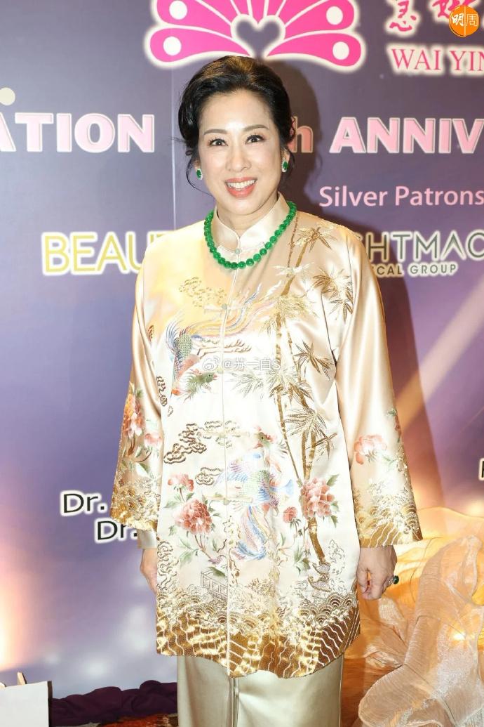 郭晶晶的婆婆朱玲玲现身“慧妍雅集44周年慈善筹款晚会”，一身中式礼服，真不愧是最