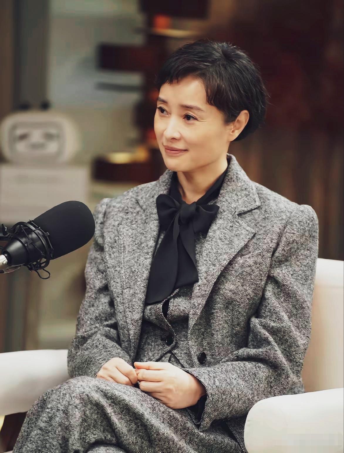 一身高级杂灰色粗花呢西装套裙，简约大气，成熟优雅、干练又有书卷气质。
是圈内口碑