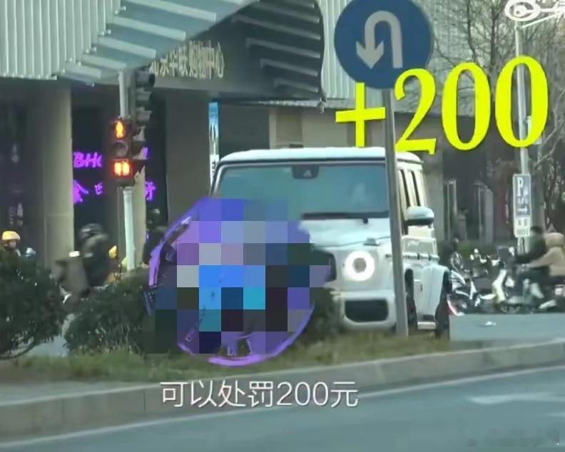 曝张小斐一次驾车六次违章 算下来张小斐这次开车出门，短短几公里就创下1200元左