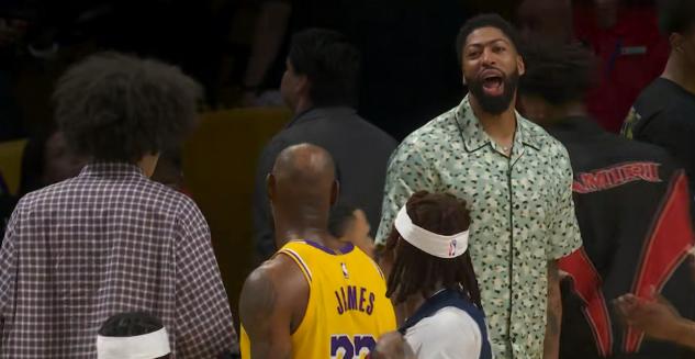 湖人巨星詹姆斯和浓眉竟然当众打情骂俏！在今天湖人主场迎战奇才的比赛中，当时双方的