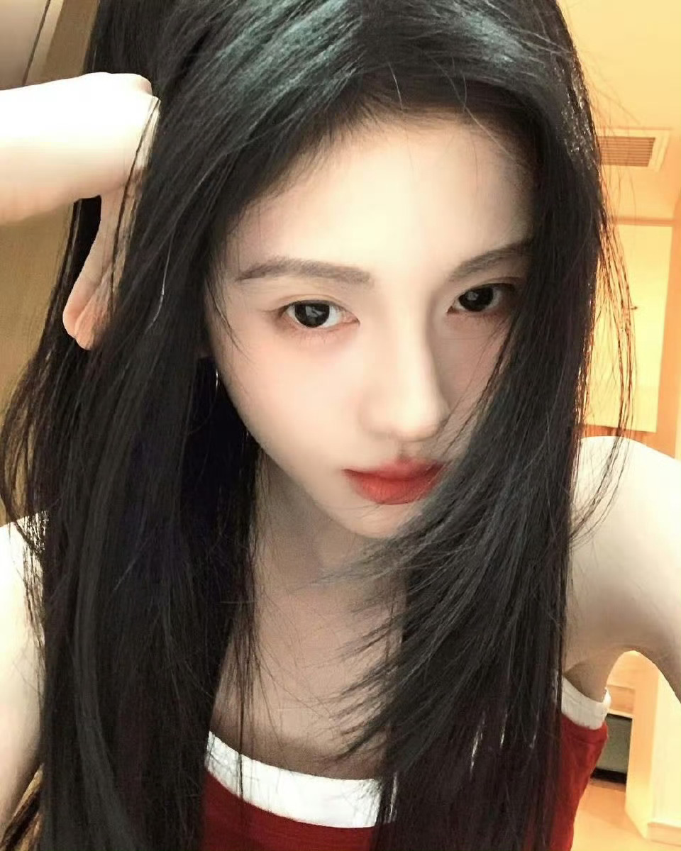 鞠婧祎更新ins特别适合红色，很有氛围感的美图[鲜花] ​​​