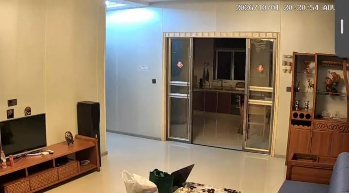 女子整租一套三室一厅的民宿，洗澡后裸身取衣服被拍！事后紧急报警，房东：为保障财产安全而安装，已对订单