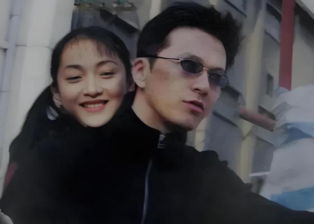 2010年7月5日，周迅前男友贾宏声趁父母不注意，从14层一跃而下，父母跑下楼时