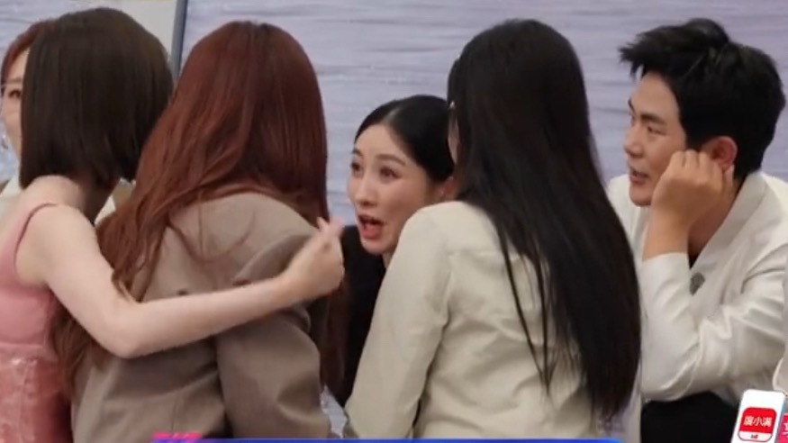 乘风初见面各聊各的我天哪这一瞬间好像理解了胖橘，姐姐们各聊各的叽叽喳喳真的好热闹