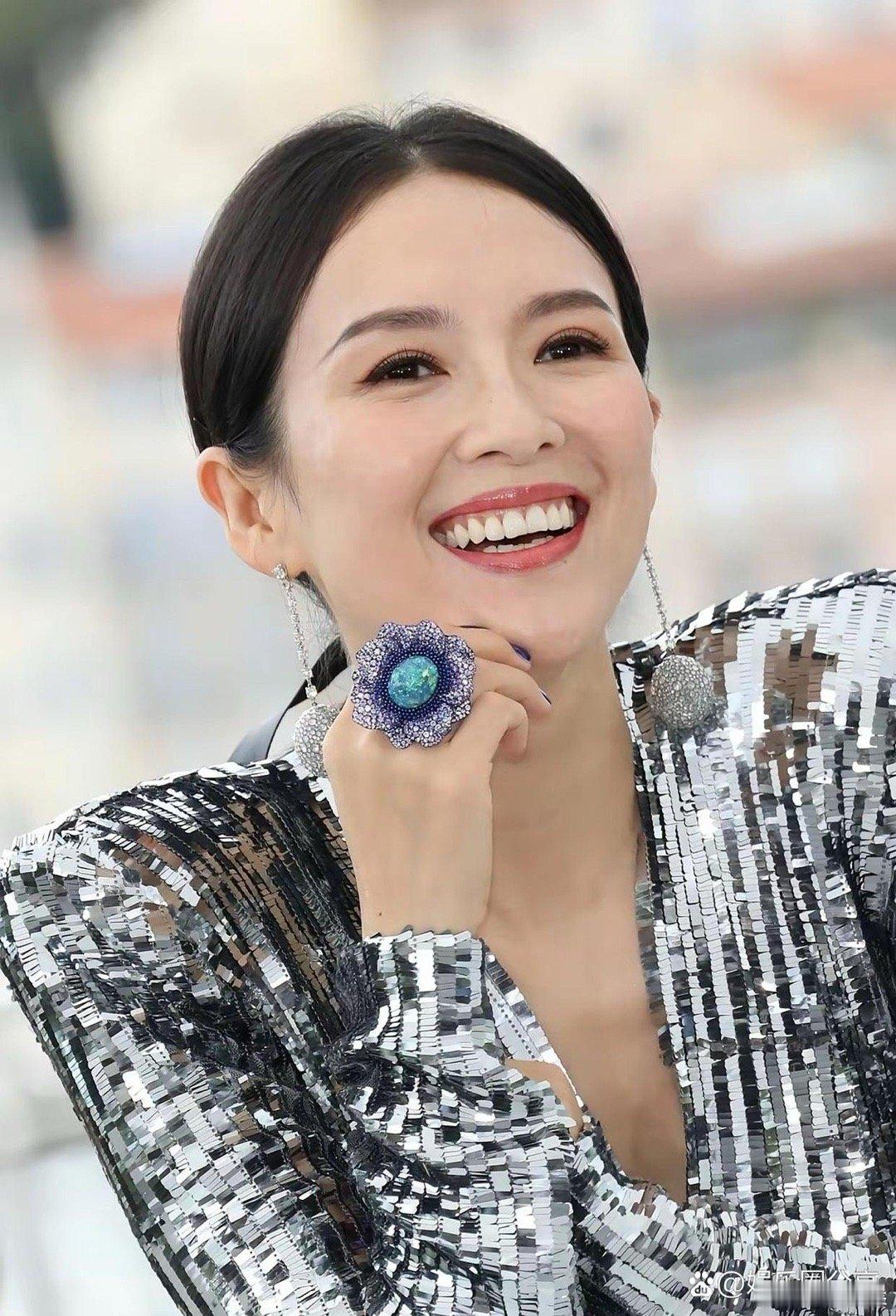 章子怡的美自带大气风骨，五官舒展又自然，越看越有东方韵味。 