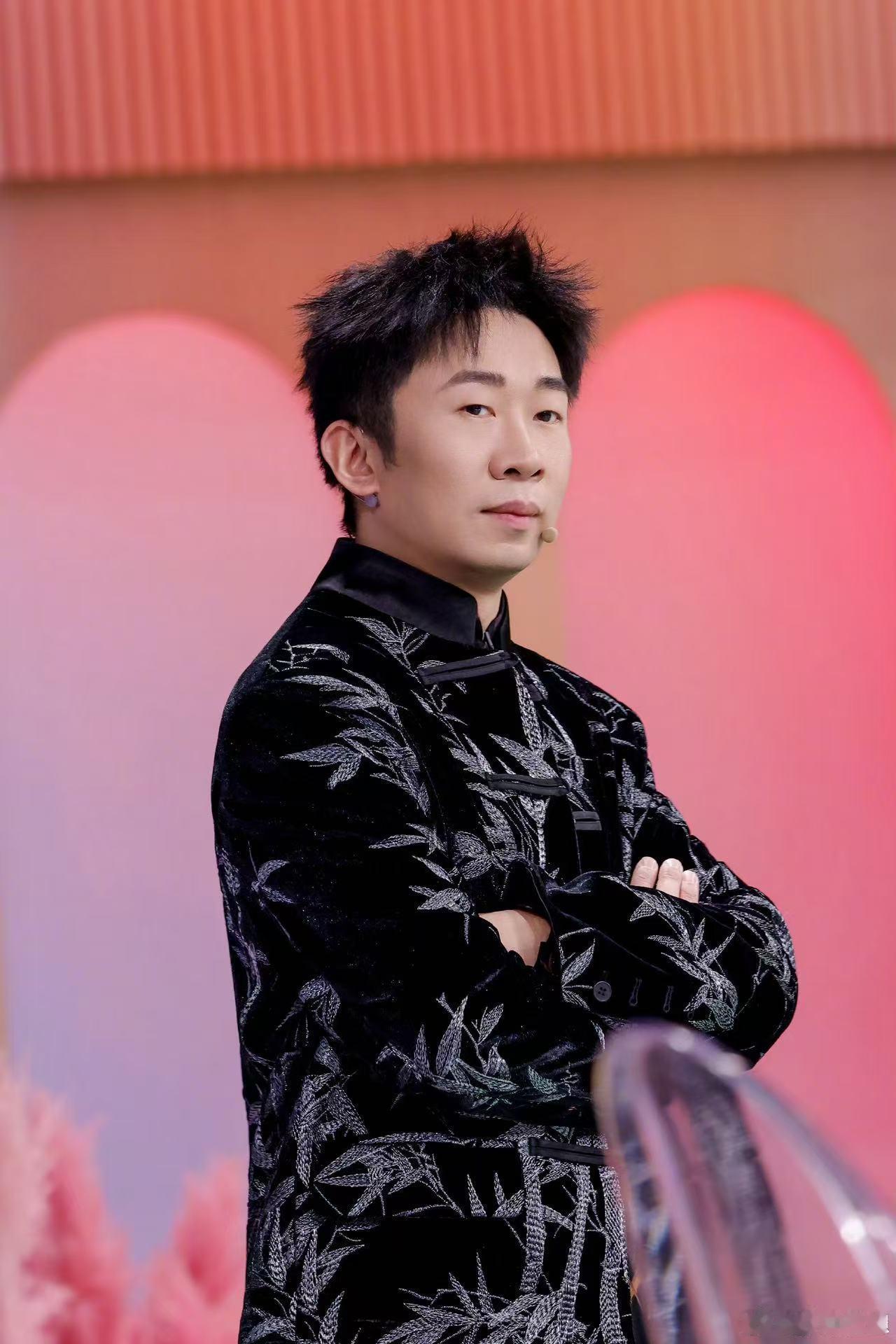 杨迪晒和网友的聊天记录 杨迪总是能和网友玩到一起，之前他晒出与网友关于接机的聊天