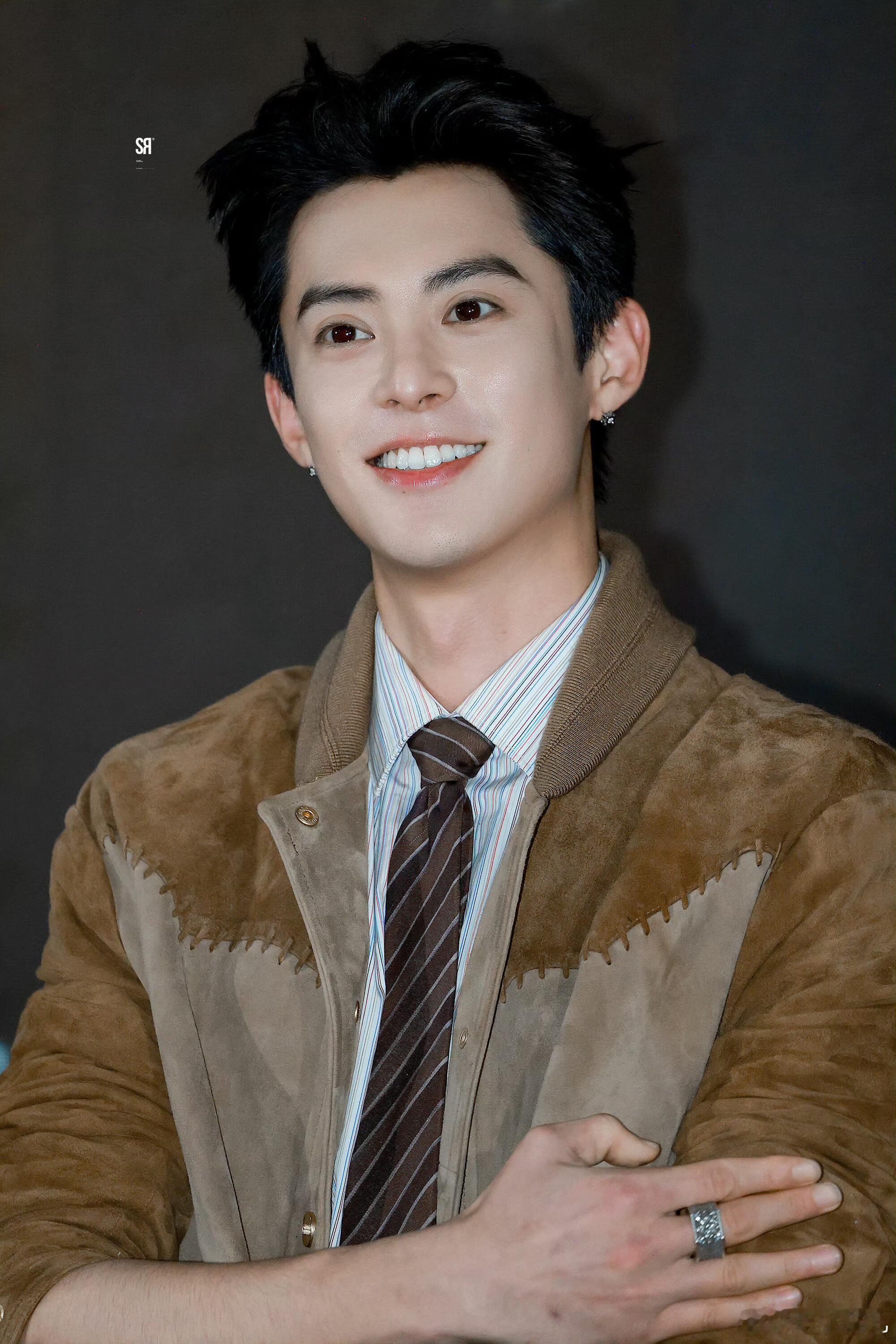 王鹤棣让你击中粉丝没让你击毙这场趣味饭撒太圈粉，王鹤棣化身阳光邻家少年，互动自然