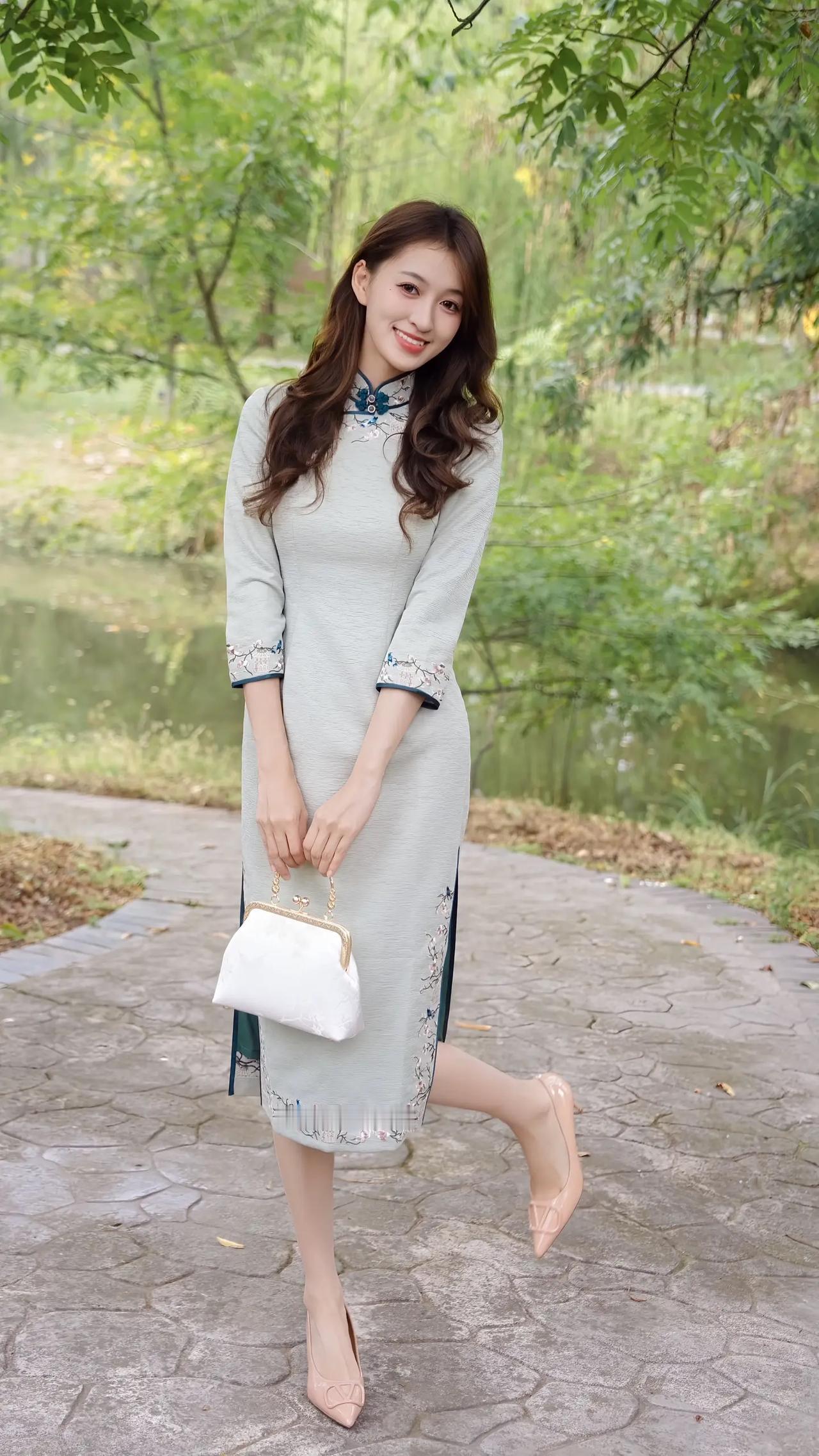 旗袍美如画，佳人更比花艳