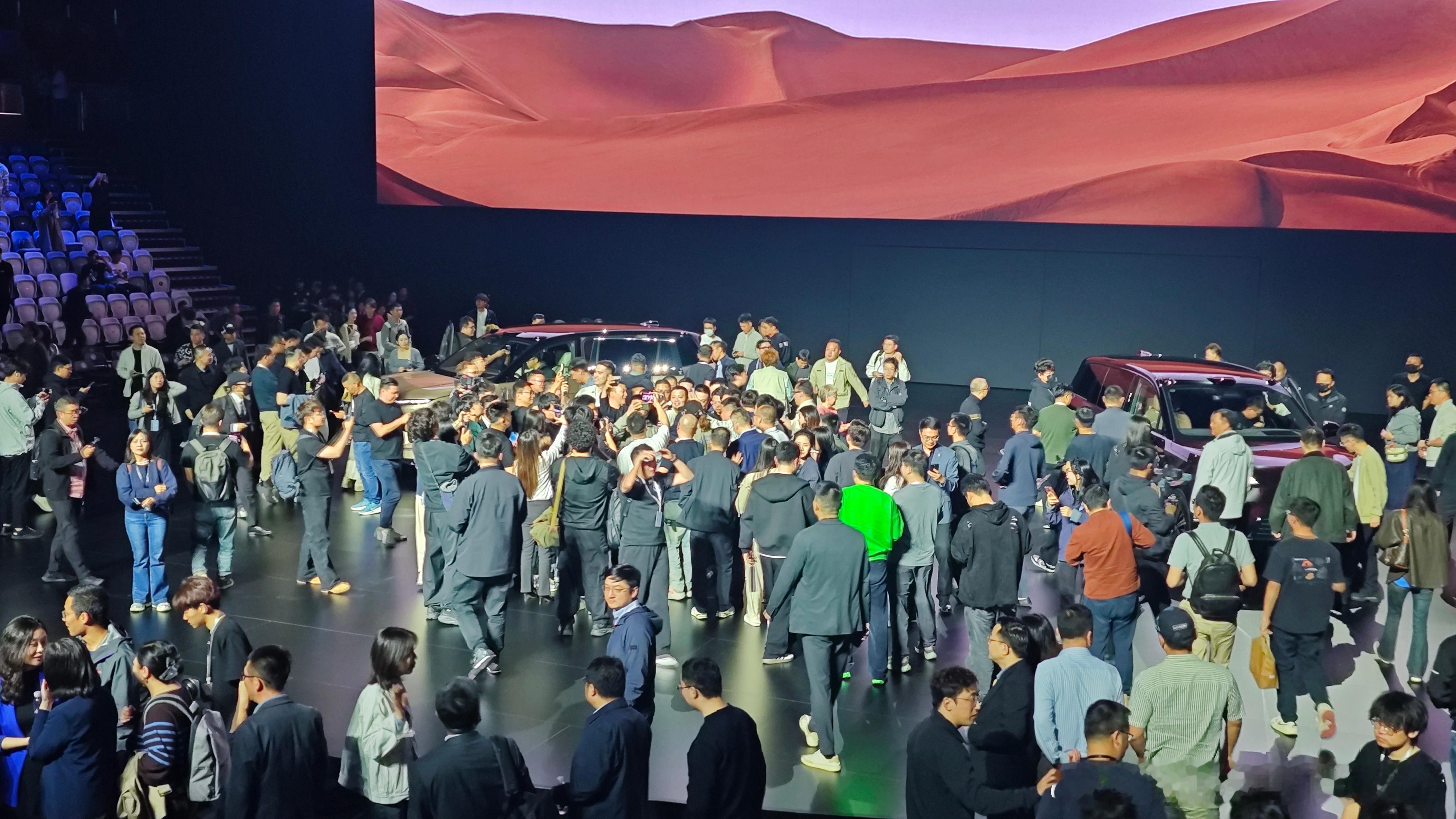 每次发布会后，斌哥现场都会继续和车主以及粉丝合照，还要现场接受一些媒体采访传统蔚