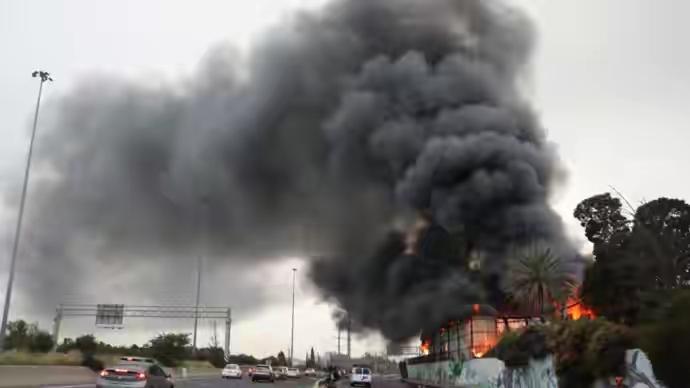 这回中东真摊牌了！伊朗把桌子掀了，美国却在演“变脸”？

伊朗这波反击，真是把“