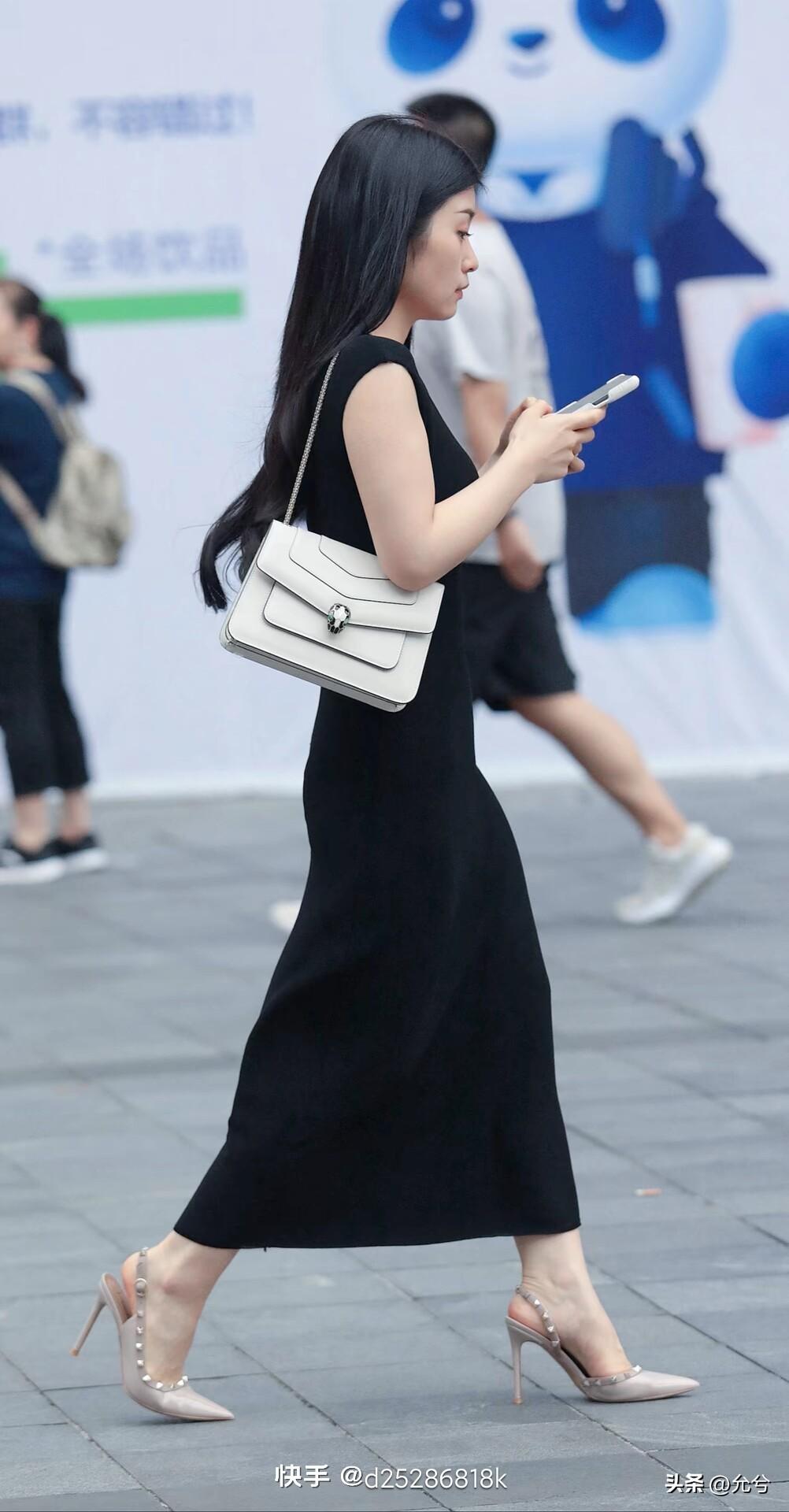 优雅黑裙搭配珍珠高跟鞋，都市时尚感十足！