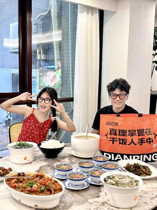阳朔的！在餐厅吃饭😂还帮朋友拍了套写真